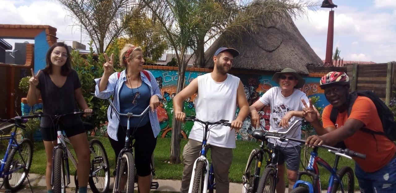 Хостел Authentic Bicycle Tours And Backpackers Соуэто Экстерьер фото