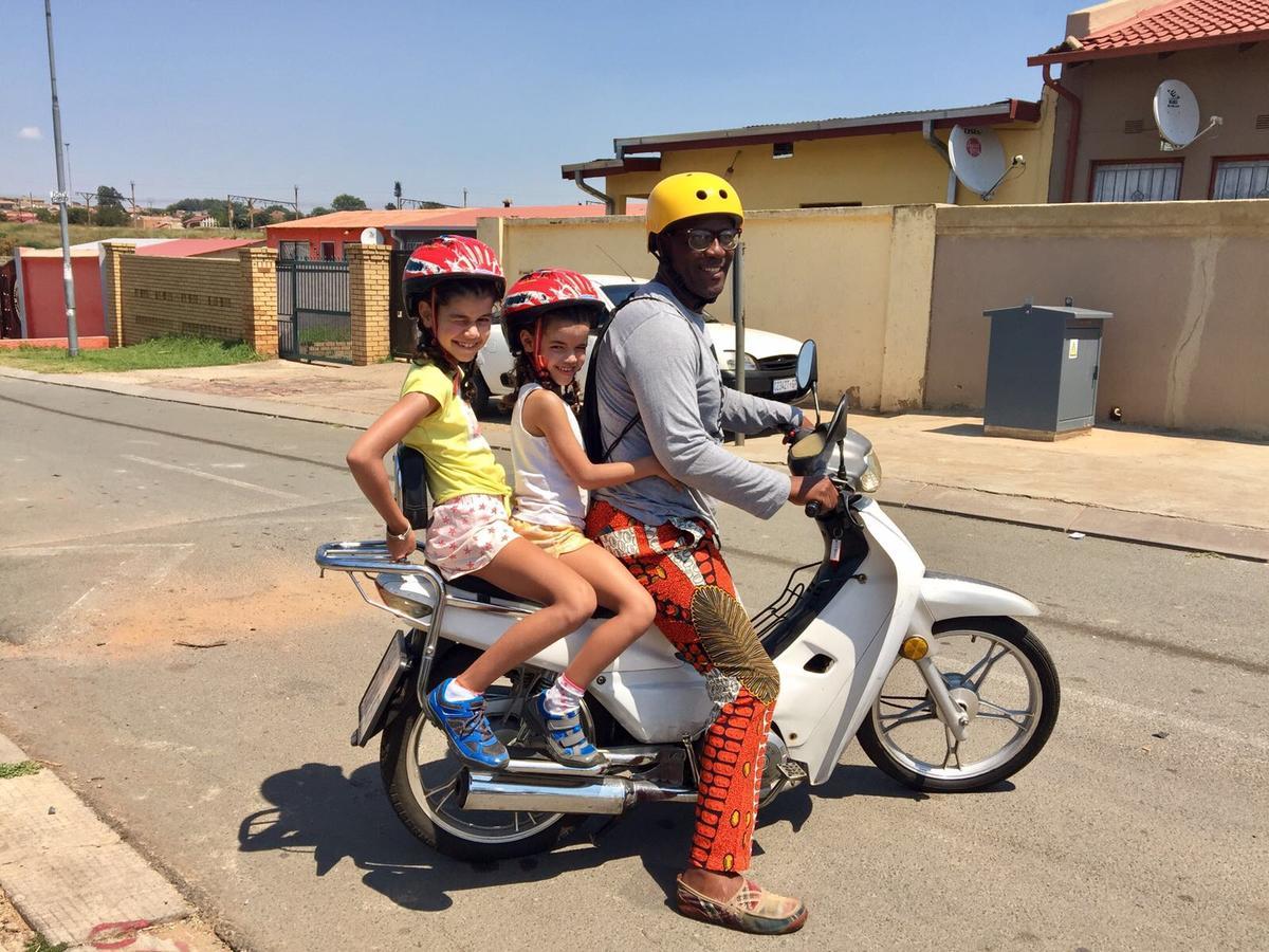 Хостел Authentic Bicycle Tours And Backpackers Соуэто Экстерьер фото